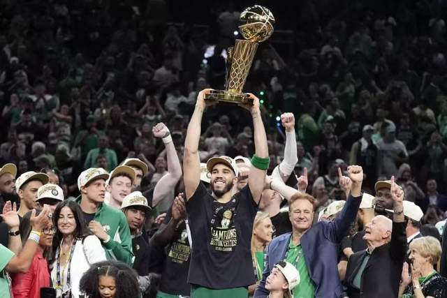 欧足联公布本赛季欧冠最佳阵容 皇马利物浦均4人